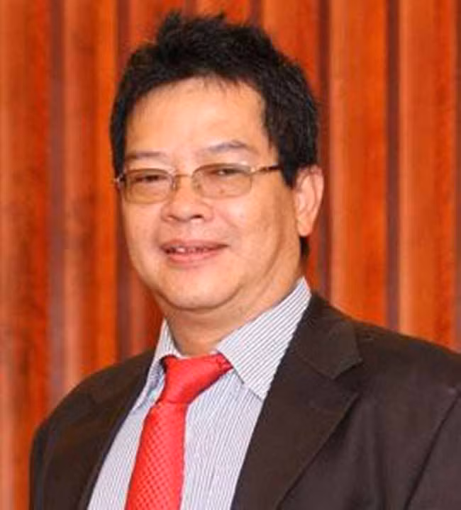 Cụ thể, năm 2006, tại thời điểm ly hôn, ông Tiến đang sở hữu hơn 3,7 triệu cổ phiếu tại Công ty FPT. Nếu tính theo giá thị trường khi đó, lượng cổ phiếu ông nắm giữ có giá trị lên tới trên 2.000 tỷ đồng. Tuy nhiên, sau quyết định ly hôn của TAND quận Ba Đình, ông đã phải chuyển 50% số cổ phần cho vợ cũ. Với trên 1,8 triệu cổ phiếu nhận được, vợ cũ ông Tiến lập tức gia nhập nhóm đại gia nghìn tỷ trên TTCK khi đó. 