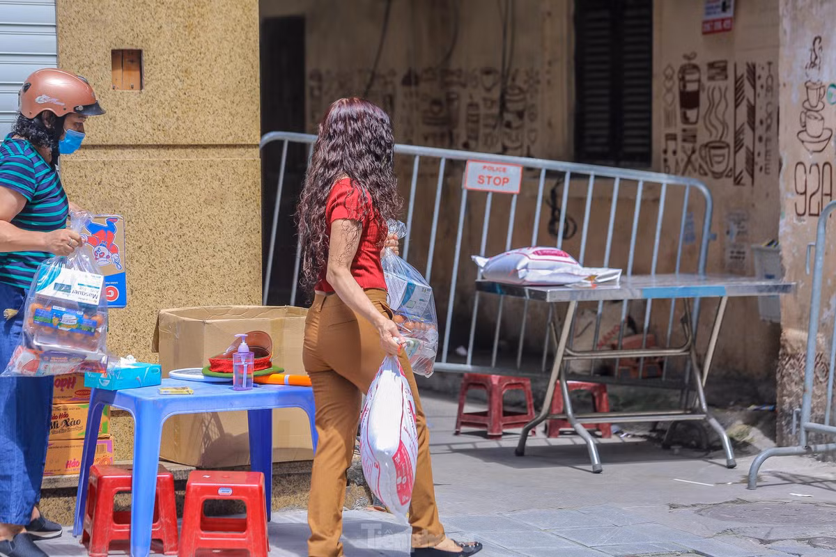 Đồ tiếp tế được chuyển đến đầu ngõ 94 Bùi Thị Xuân 