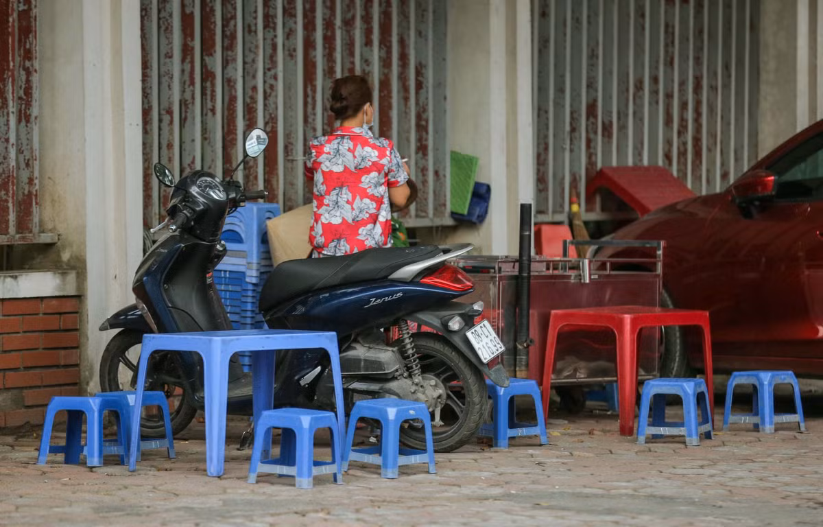 Các quán trà đá, quán ăn vỉa hè dường như vẫn tụ tập đông người hoạt động công khai, phớt lờ quy định phòng dịch từ Ban Chỉ đạo phòng, chống dịch bệnh COVID-19 của TP. Hà Nội.