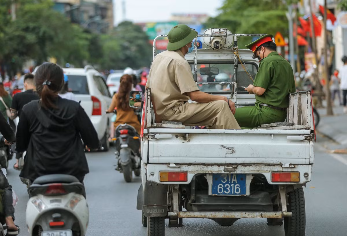 Đối với nhà hàng ăn, uống phục vụ trong nhà, yêu cầu thực hiện công tác vệ sinh khử khuẩn, thực hiện giãn cách tối thiểu 1 m giữa người với người hoặc có tấm chắn giữa các vị trí ngồi, không sử dụng đồ chung, khuyến khích bán hàng mang về nhà; trường hợp không đáp ứng đầy đủ về công tác phòng, chống dịch bệnh theo hướng dẫn của Bộ Y tế, yêu cầu tạm dừng hoạt động cho đến khi đảm bảo công tác phòng, chống dịch COVID-19...