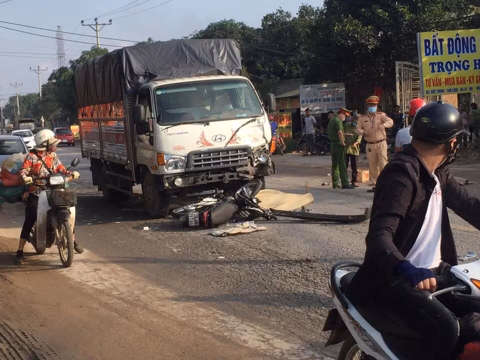 Dau dau voi xe tai, 2 thanh nien di xe may tu vong tai cho