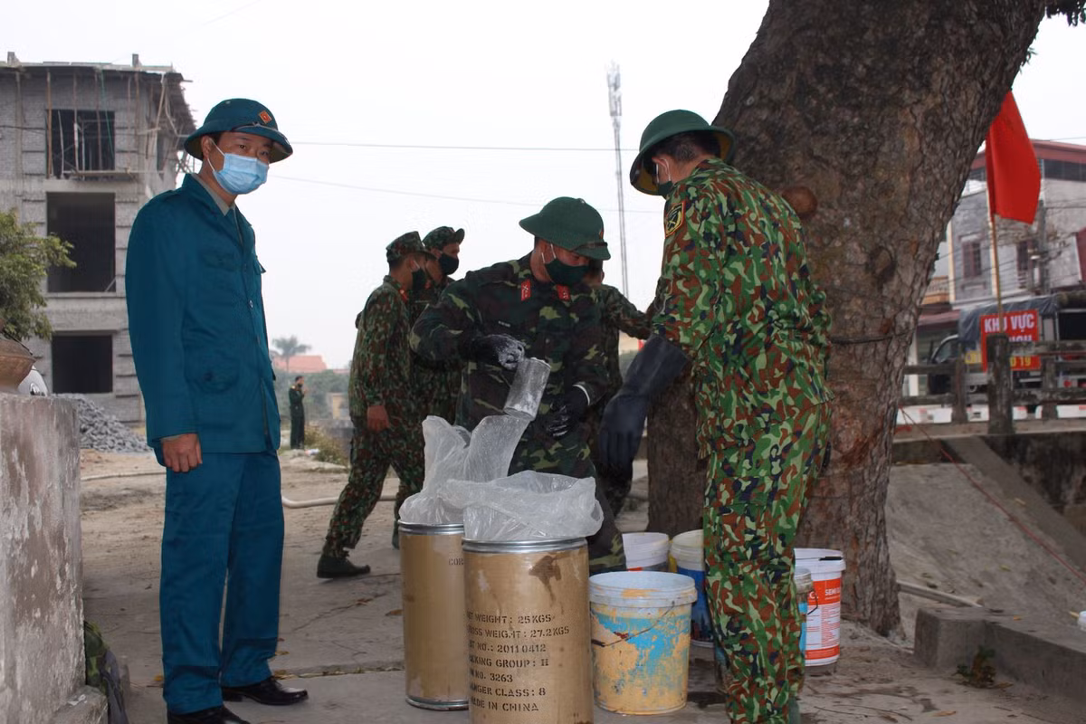 Ngày 31/1, Bộ Tham mưu Quân khu phối hợp với cấp ủy, chính quyền, cơ quan chức năng địa phương tổ chức phu hóa chất khử khuẩn tại xã Lâm Thao, huyện Lương Tài, tỉnh Bắc Ninh, nơi có 3 trường hợp dương tính với COVID-19.