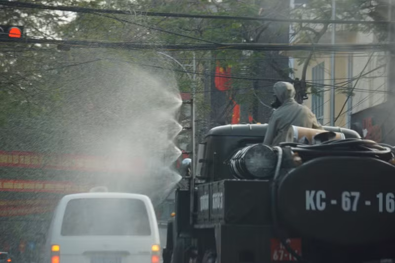 Việc phun khử trùng các tuyến phố nội thành được lực lượng chức năng thực hiện trong 2 ngày, tổng số có khoảng 400km đường phố được phun khử trùng.