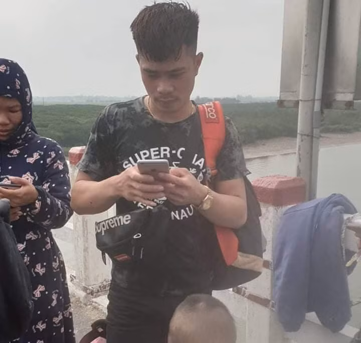  Nam sinh viên Lào liều mình cứu người rơi sông: Ngày 1/5, Vongyasone Miny (SN 1998, Quốc tịch Lào), sinh viên năm thứ 2 Trường Đại học Hà Tĩnh cùng bạn đi chơi. Khi Vongyasone Miny đi tới cầu Thạch Đồng bắc qua sông Rào Cái (nối xã Thạch Đồng, TP Hà Tĩnh và xã Thạch Tượng, huyện Thạch Hà) nhìn thấy 1 người đàn ông đi bộ trên cầu bị rơi xuống sông. 