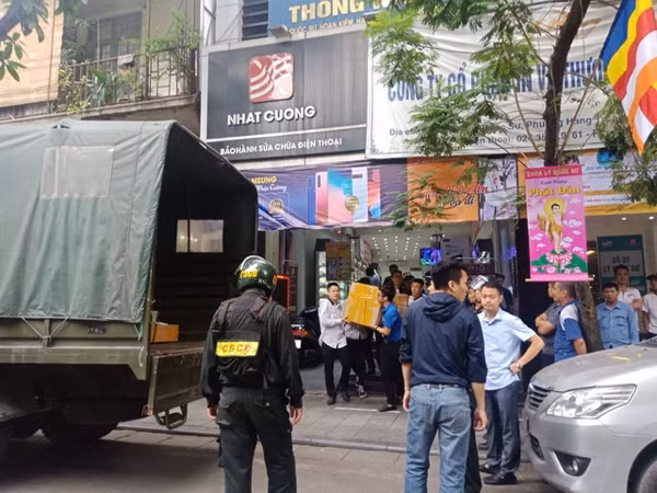 Theo Viện Kiểm sát, đây là vụ đồng phạm có tổ chức, có sự câu kết giữa giữa các bị cáo trong việc thực hiện hành vi phạm tội. Trong đó, Bùi Quang Huy là người tổ chức, chủ mưu, cầm đầu, điều hành toàn bộ hoạt động buôn lậu tại Công ty Nhật Cường. Các bị cáo trong đó có Trần Ngọc Ánh... là người thực hành, người giúp sức thực hiện tội phạm. 