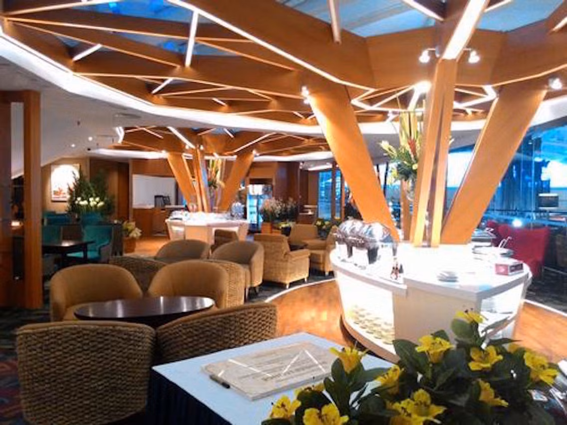 Phòng chờ Premier, nhà ga quốc tế, sân bay Ngurah Rai ở Bali, Indonesia.