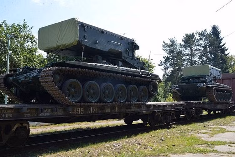 Vũ khí nhiệt áp TOS-1A Solntsepyok bao gồm một bệ phóng 24 nòng 220 mm với chiều dài 3,725 m để phóng rocket không điều khiển. Toàn bộ hệ thống được gắn ở giữa khung xe bọc thép bánh xích.