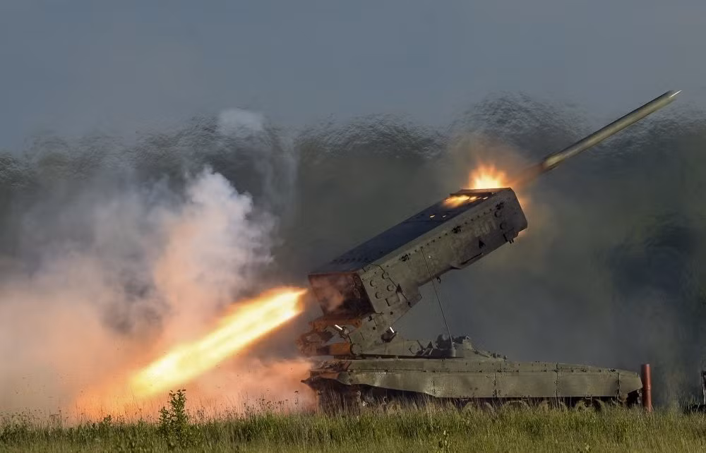 Nguyên mẫu đầu tiên của pháo phản lực nhiệt áp là TOS-1 “Buratino” 30 ống dẫn hướng 220 mm của Liên Xô nguyên bản là (Object 634 hoặc TOS-1M), phiên bản nâng cấp để tăng cường giáp cho hệ thống phóng có 24 ống dẫn hướng (Object 634B hay TOS-1A Solntsepek), sử dụng rocket không điều khiển mang đầu đạn nhiệt áp, lắp đặt trên khung gầm xe tăng T-72 / T-90.