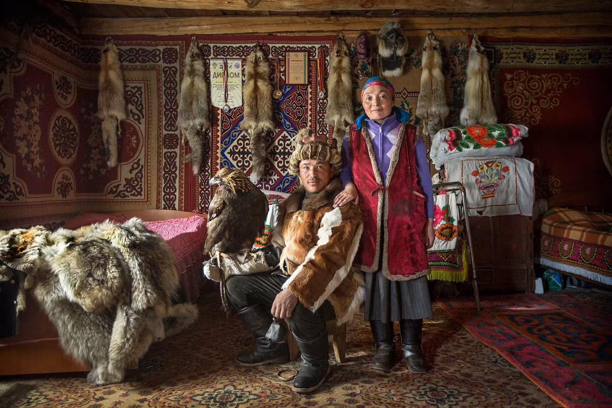 Người Kazakh lần đầu tiên di cư đến Mông Cổ vào những năm 1800. Họ là nhóm dân tộc lớn nhất ở phía tây, chiếm 5% tổng số người Mông Cổ. Gia súc là nguồn thu nhập, thực phẩm chính của dân tộc du mục này.