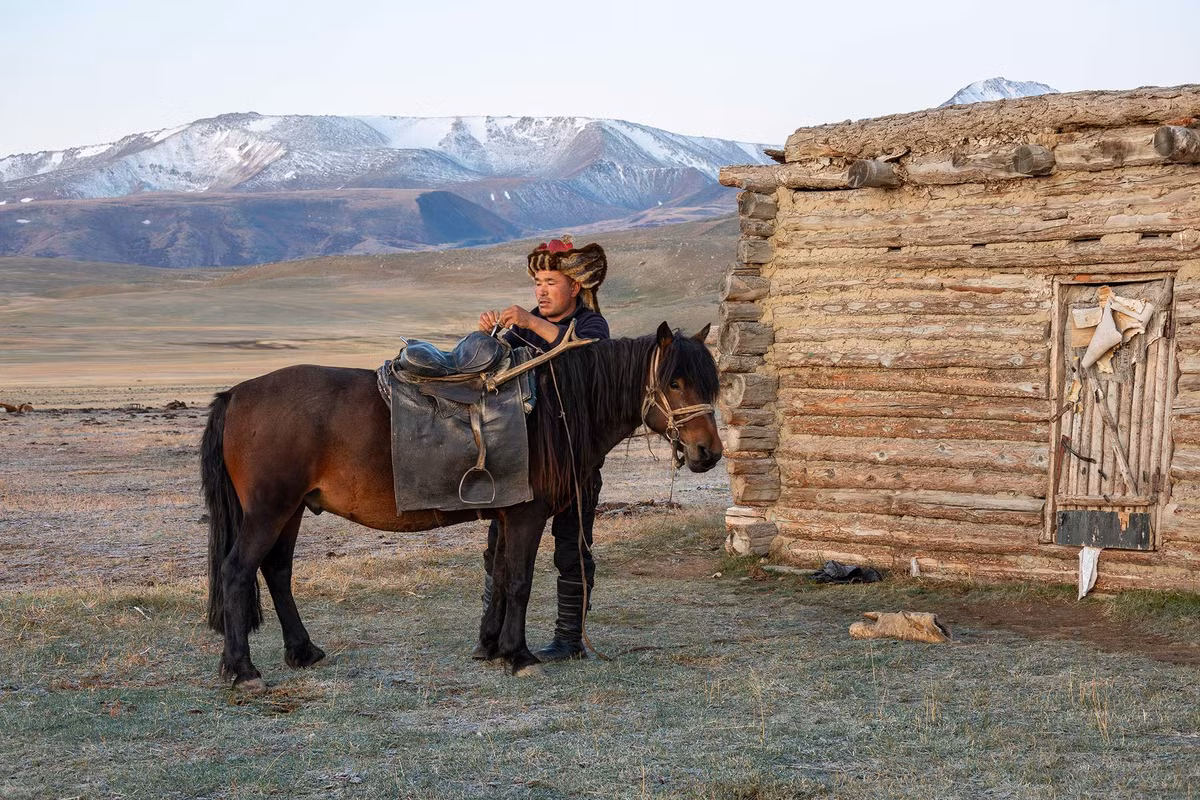 Giống như những “thợ săn chim ưng” ở Trung Á, người Kazakh sử dụng đại bàng để đi săn.
