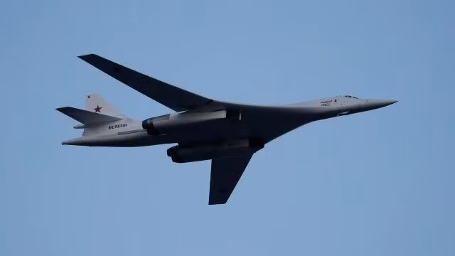 Tu-160M có tổ lái 4 người, có khả năng mang theo 12 tên lửa hành trình hoặc 12 tên lửa hạt nhân tầm ngắn. Oanh tạc cơ này có khả năng bay quãng đường 12.000km không ngừng nghỉ và không cần tiếp nhiên liệu.