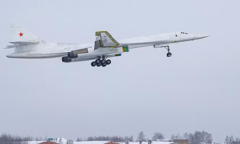 Một trong những thay đổi đáng chú ý nhất của Tu-160M là việc trang bị động cơ phản lực mới có tên gọi NK-32-02, được phát triển bởi Tập đoàn chế tạo động cơ hàng không Saturn của Nga. Động cơ này có lực đẩy mạnh hơn 10% so với động cơ tiêu chuẩn trên máy bay Tu-160. Điều này đồng nghĩa với việc Tu-160M có tốc độ bay tối đa cao hơn và tầm bay lớn hơn.