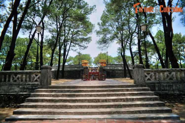  6. Đàn Nam Giao. Đàn Nam Giao là nơi các vua nhà Nguyễn tổ chức lễ Tế Giao, lễ tế trời đất vào mùa xuân hàng năm. Đây là nghi lễ quan trọng nhất trong hệ thống cúng tế của triều đình nhà Nguyễn.
