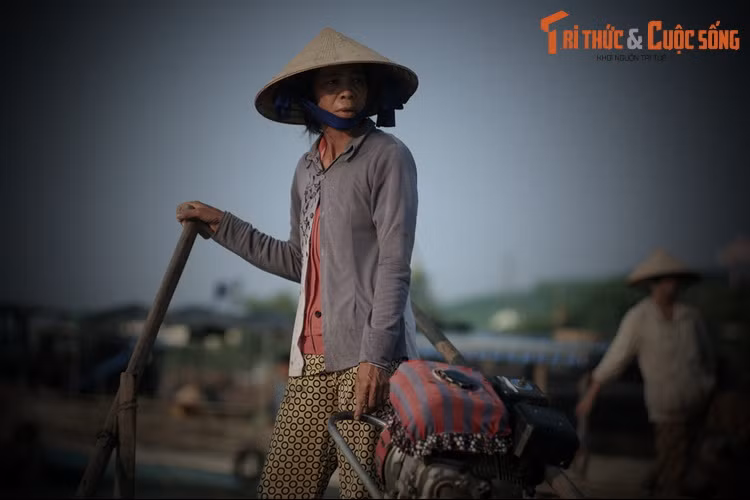Khi con quái vật đã chết, chàng lực điền giành phần phanh da, xả thịt con cá sấu. Từng phần cơ thể con cá sấu trôi đi khắp nơi, chỗ cái đầu dạt vào thì gọi là Đầu Sấu, phần da dạt vào thì gọi là Cái Da, phần răng rơi vãi thì gọi là Cái Răng…