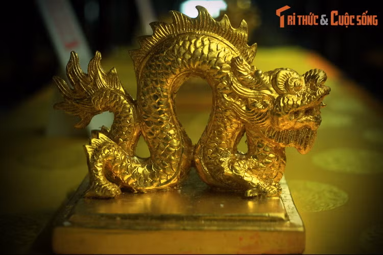 Ấn "Bảo Đại thần hàn" bằng vàng, đúc vào niên hiệu Bảo Đại nguyên niên (1926). Đây là ấn của vua Bảo Đại, dùng để đóng trên văn từ của vua viết bằng mực son (châu phê hoặc châu bút).