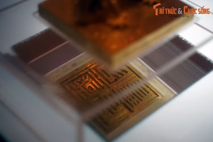 Mặt ấn khắc bốn chữ “Quốc gia tín bảo” khắc theo lối triện thư, nét chữ ngắn, dễ đọc.
