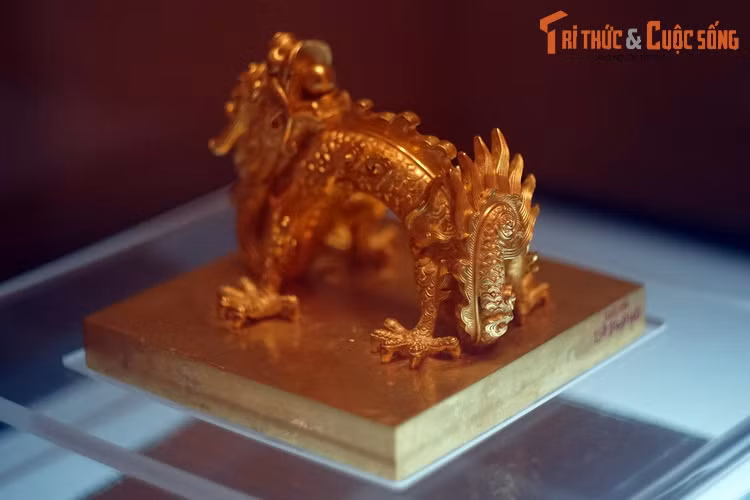 2. Được đúc vào thời vua Gia Long, ấn vàng "Quốc Gia Tín Bảo" được coi là chiếc ấn có uy lực nhất đối với quân đội nhà Nguyễn. Chiếc ấn này được dùng cho các văn kiện triệu tập các tướng lĩnh, phát động binh sĩ, trưng binh nhập ngũ và các văn kiện hành chính quan trọng.