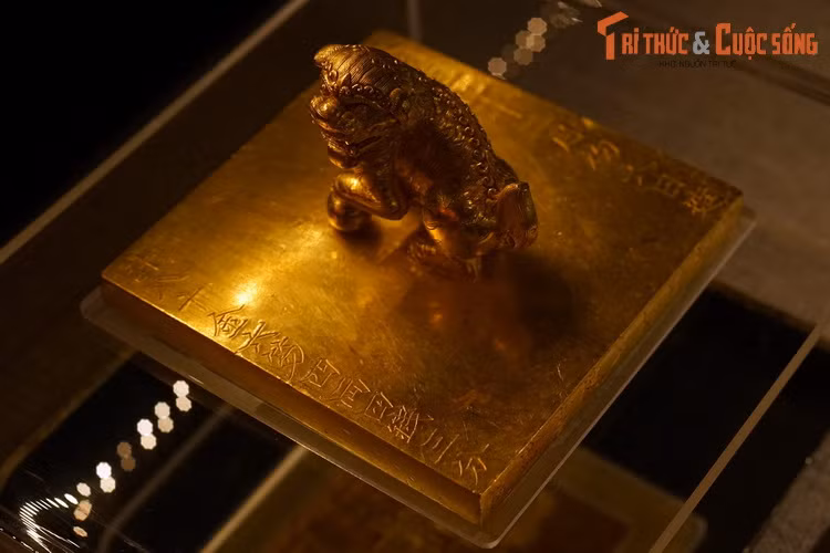 Đến thời vua Gia Long (1802 – 1819), bảo ấn này được chọn làm báu vật truyền ngôi của vương triều Nguyễn. Về tổng thể, ấn có hình vuông, chiều cao cả quai 6,3 cm, cạnh 10,84 cm, dày 1,10 cm, có quai đúc theo hình tượng lân vờn ngọc, đầu quay về trái.