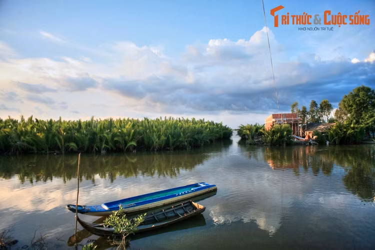Xung quanh cái tên đầm Thị Tường, có nhiều giai thoại được lưu truyền. Theo một truyền thuyết dân gian, Thị Tường là tên của Bà Tường, một trong những người đầu tiên đi khai phá vùng đất Cà Mau.