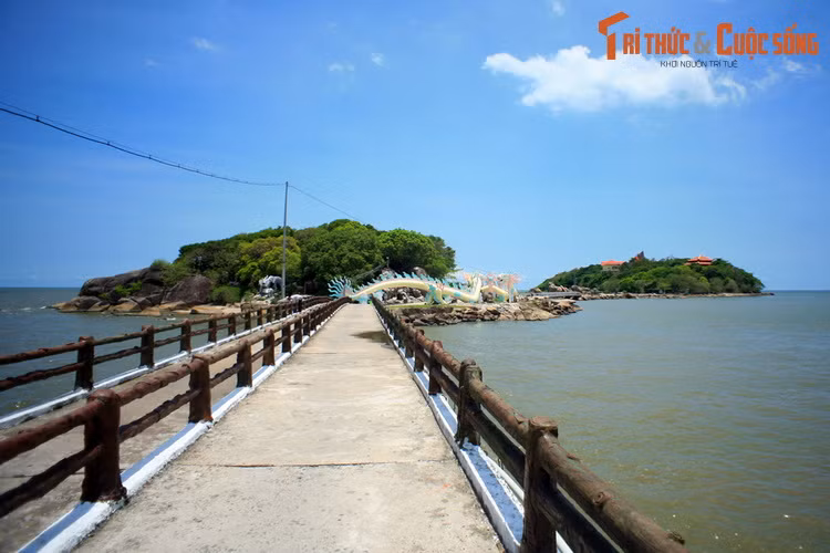 Nằm ở ven bờ biển của xã Khánh Bình Tây, huyện Trần Văn Thời, tỉnh Cà Mau, Hòn Đá Bạc là tên gọi một cụm đảo có tổng diện tích 6,43 ha, được biết đến như thắng cảnh nổi tiếng của mảnh đất cực Nam đất nước.