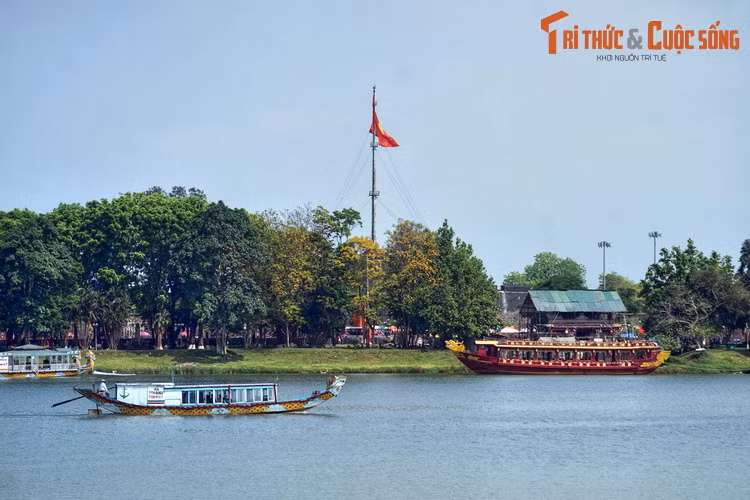 Mặt trước thành có dạng hơi khum theo địa hình dải đất dọc bờ sông Hương. Dòng sông nổi tiếng này cũng có vai trò như một rào cản tự nhiên, bảo vệ Kinh thành khỏi các cuộc tấn công theo hướng chính diện.
