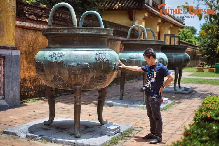 Cửu Đỉnh là chín chiếc đỉnh đúc bằng đồng được đặt sau Hiển Lâm Các theo một hàng ngang, đối diện với Thế Miếu, ứng với án thờ của các vua nhà Nguyễn trong Thế Miếu. Các hiện vật này đã được công nhận là Bảo vật quốc gia của Việt Nam.