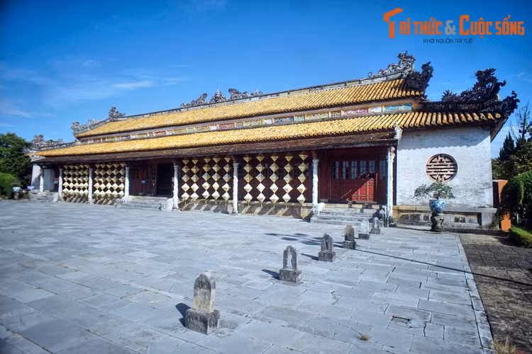 Nằm ở trung tâm của Hoàng thành, điện Thái Hòa là nơi đặt ngai vàng của vua, được coi là công trình biểu tượng cho quyền lực của nhà Nguyễn.