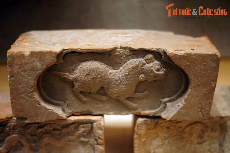 Gạch trang trí hình hổ thời Mạc, thế kỷ 16. Thu thập ở Hà Nội.
