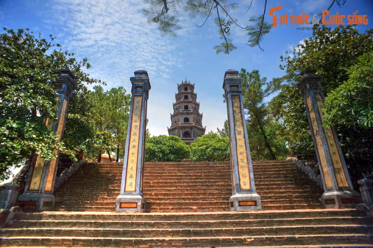 Chùa đã trải qua nhiều lần tôn tạo, đáng chú ý là năm 1844, nhân dịp mừng lễ “bát thọ” của Thuận Thiên Cao Hoàng hậu (vợ vua Gia Long, bà nội vua Thiệu Trị), vua Thiệu Trị đã cho xây tháp Từ Nhân, sau đổi là Phước Duyên. Ngày nay tòa tháp là một biểu tượng của Huế.