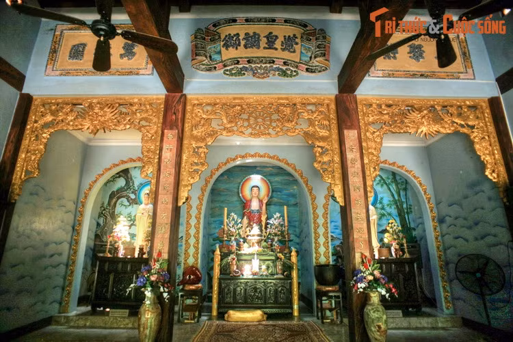 Chính điện của chùa thờ Di Đà Tam Tôn, gian giữa tôn trí tượng đức Phật A Di Đà, gian hai bên thờ Bồ tát Quan Thế Âm và Bồ tát Đại Thế Chí. Hai bên tiền đường thờ tượng Hộ Pháp và Tiêu Diện. Ngày nay, chùa thu hút rất nhiều du khách trong và ngoài nước thăm viếng mỗi ngày.