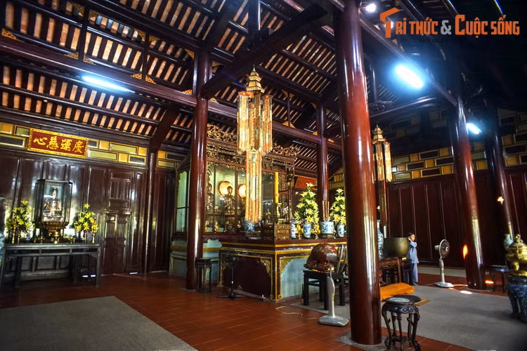 Bên cạnh những công trình kiến trúc độc đáo, chùa Thiên Mụ còn lưu giữ nhiều cổ vật qúy giá về mặt lịch sử và nghệ thuật như chuông đồng, những bức tượng Phật, Hộ pháp… hay những hoành phi, câu đối. Ngày nay, chùa là điểm đến không thể bỏ qua với mỗi du khách khi đến thăm xứ Huế.