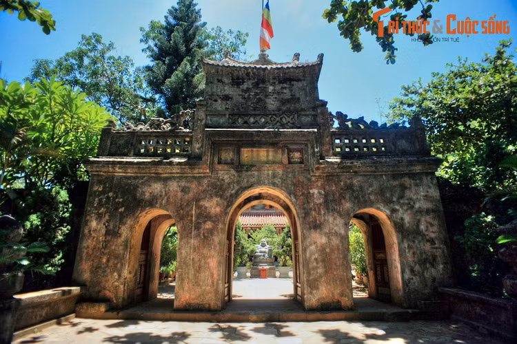 Tên gọi "Tam Thai" của chùa nghĩa là 3 ngọn núi, được đặt do hình dáng ngọn thủy sơn có 3 đỉnh… Chùa từng được trùng tu nhiều lần. Lần trùng tu lớn gần đây là vào năm 1995 - 1996. Các công trình kiến trúc hiện nay của chùa bao gồm tam quan, sân chùa, hành cung, chùa chính...