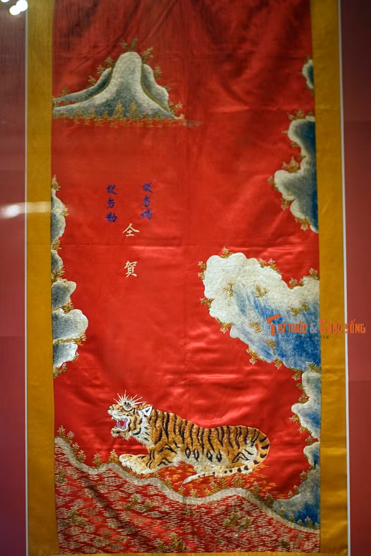 Tranh thêu hổ - sơn thủy, đầu thế kỷ 20. Lạc khoản (dòng chữ viết nhỏ để tên họ và ngày tháng) ghi: Đoàn Đức Thảng, Đoàn Đức Cẩn đồng hạ.