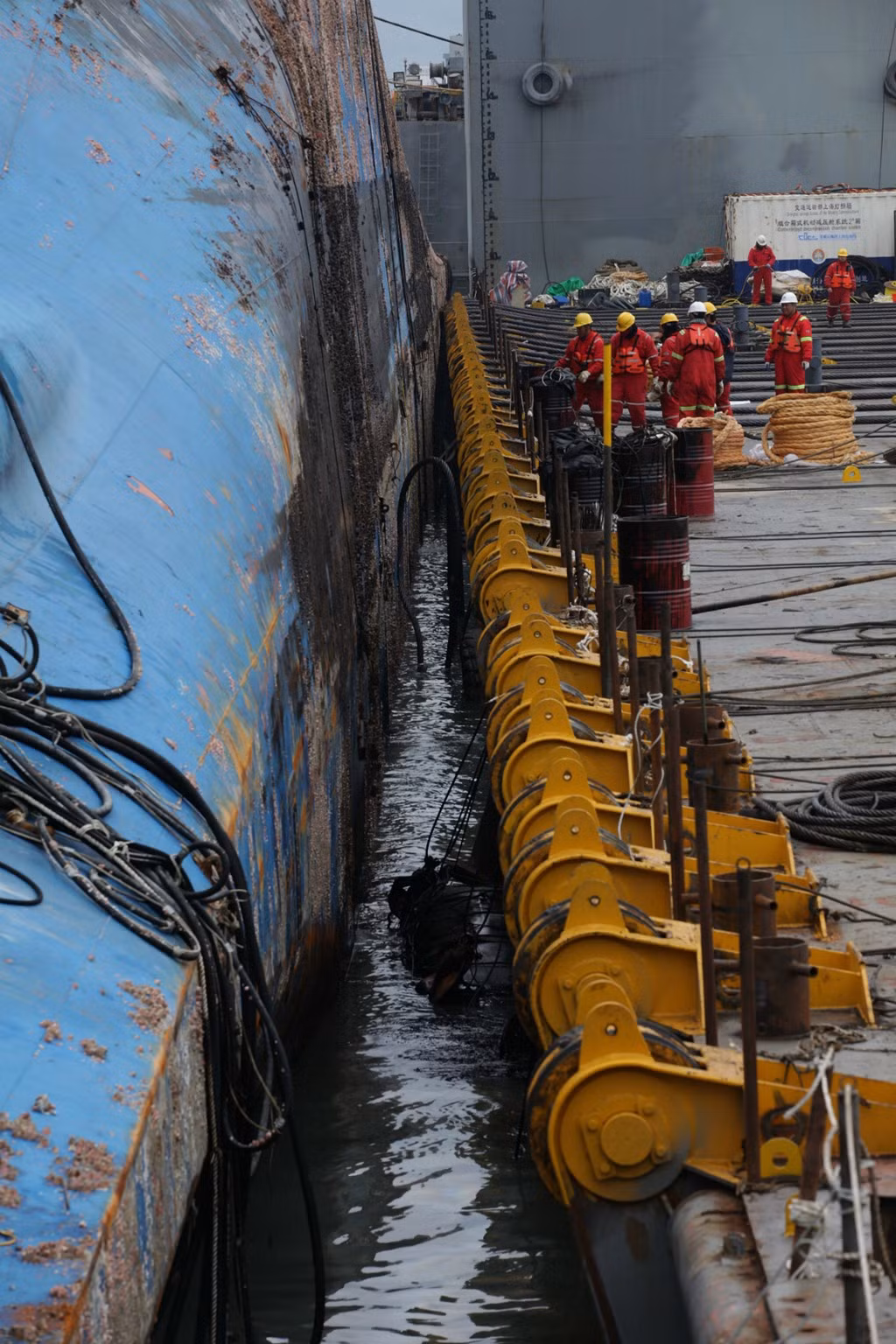Trong những ngày phà Sewol được trục vớt, gia đình các nạn nhân mất tích đã cắm trại trên bãi biển để chờ đợi, hy vọng chiếc phà sẽ mang theo thi thể người thân họ về bờ.