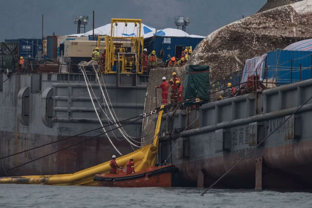 Sau khi được chuyển lên tàu vận chuyển, phà Sewol sẽ mất khoảng 2 tuần để cập bến cảng tại thành phố Mokpo, cách nơi trục vớt 90 km.