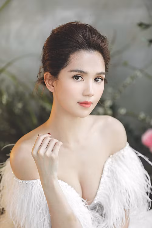 Quả thật, Ngọc Trinh dường như đã trở thành một nữ đại gia trong showbiz Việt. Bước sang tuổi 31, dường như ít có cô gái nào sở hữu khối tài sản trị giá cả trăm tỷ như nữ diễn viên "Vòng eo 56".