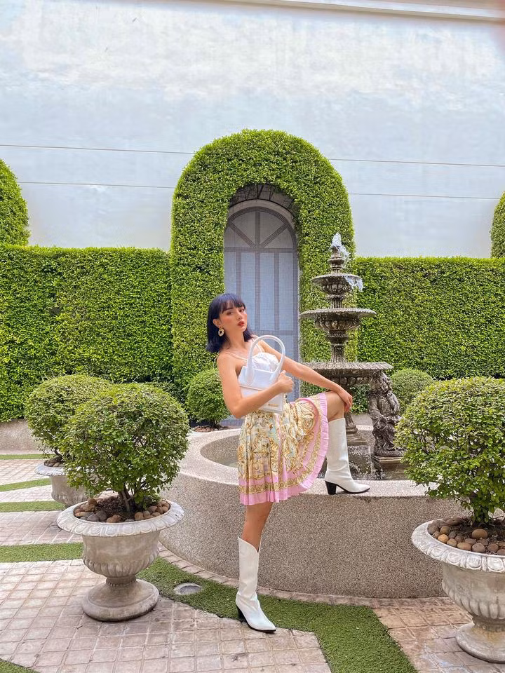 Sau khi lột xác ấn tượng, Angela Chu không tham gia vào showbiz như người ta đồn đoán mà lại chọn đi du học.