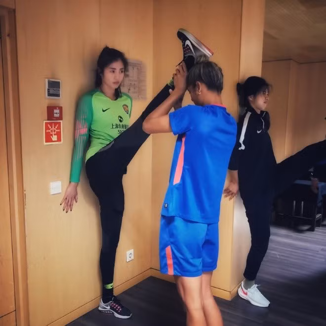 Trong suốt sự nghiệp thể thao của mình, Zhao Lina luôn là gương mặt đại diện cho bóng đá nữ Trung Quốc. Cô gái sinh năm 1991 là một thủ môn tài năng, sở hữu chiều cao 1m88 vượt trội. Hiện tại, cô sở hữu khoảng 660.000 fan và khá nổi tiếng trên truyền thông và mạng xã hội Trung Quốc.