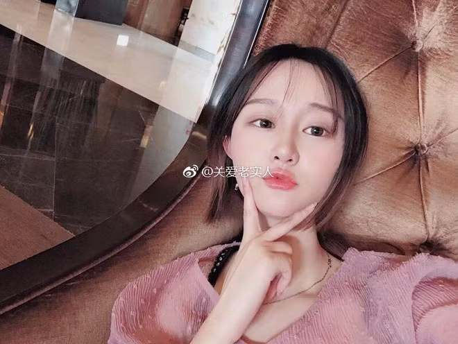 Quen nhau qua game online, chàng trai Trung Quốc bất ngờ quen được hot girl. Từ những hình ảnh cô gái đăng tải, anh chàng đã nhanh chóng cảm thấy bị rung rinh bởi nhan sắc rất xinh đẹp của cô nàng.