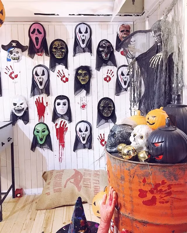 Vào mỗi dịp Halloween, không gian lãng mạn của Tâm Coffee lại được thay thế bởi những quả bí ngô rùng rợn, những hình nộm xác ướp cùng đầu lâu vô cùng đáng sợ.