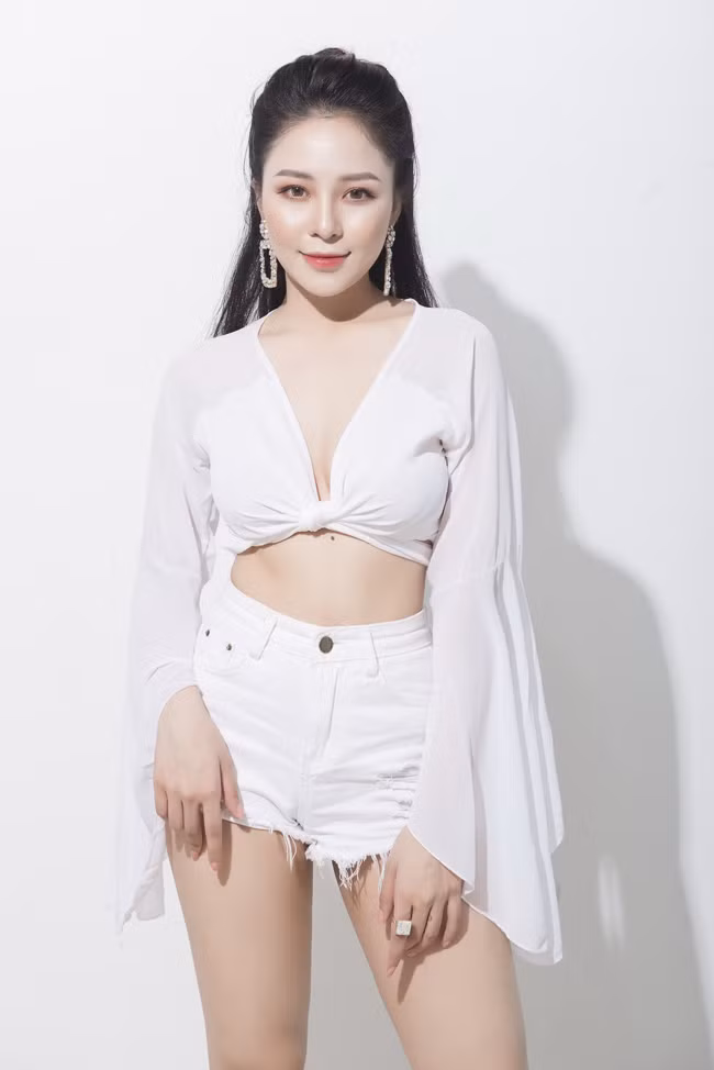 Mới đây, hot girl Trâm Anh diện bikini màu xanh khoe vóc dáng gợi cảm trên bãi biển Quy Nhơn. Nhiều bạn bè khen ngợi body của Trâm Anh: "Sexy quá", "Body xuất sắc", "Đẹp quá Trâm Anh ơi", "Em gái gợi cảm quá"....