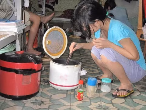 Vào kí túc xá, chỉ cần để ý kĩ sẽ thấy rất nhiều nồi cơm điện, bát đĩa được giấu khéo léo trong những góc phòng, gầm giường.