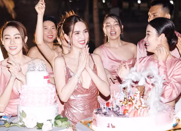 Tiệc đón chào tuổi 31 của Ngọc Trinh được Vũ Khắc Tiệp tổ chức sang chảnh ở biển, dù không mời quá nhiều khách nhưng cuộc vui này đều khiến dân tình "nổ mắt" ghen tị.