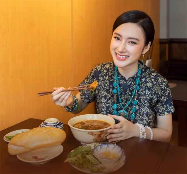 Chọn lui về cuộc sống đời thường, nữ diễn viên giờ đây mang nét đẹp phúc hậu, thanh thoát.