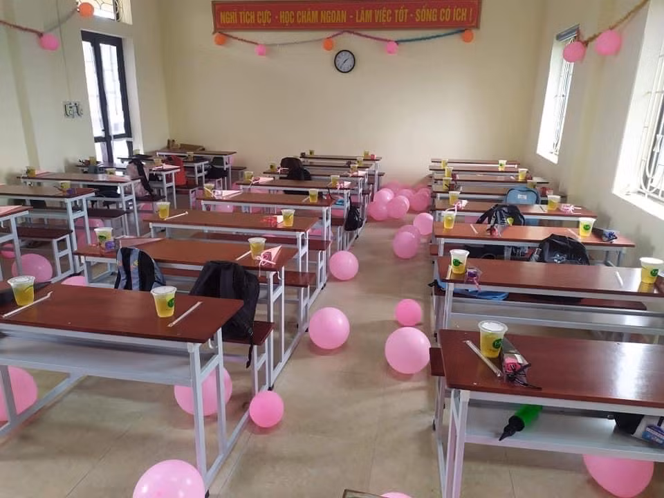 Ngoài trang trí lớp học bằng bóng bay, các bạn nam "lớp người ta" còn kỳ công chuẩn bị cả nước uống và hoa hồng đặt sẵn trên bàn cho các bạn nữ.