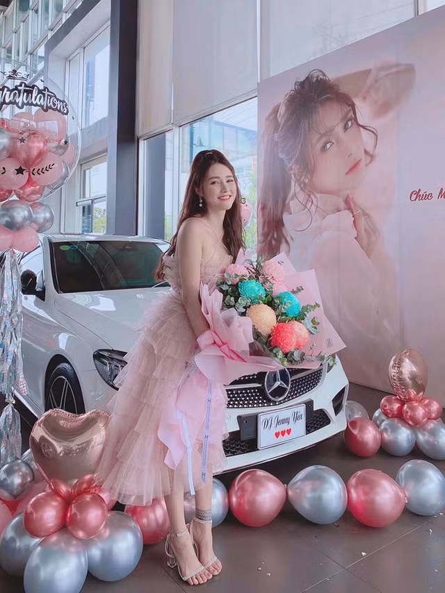 Mới đây, nữ DJ xinh đẹp này khiến nhiều người ngưỡng mộ khi xây nhà cho mẹ ở quê và mua xe sang tiền tỷ dù mới 24 tuổi.