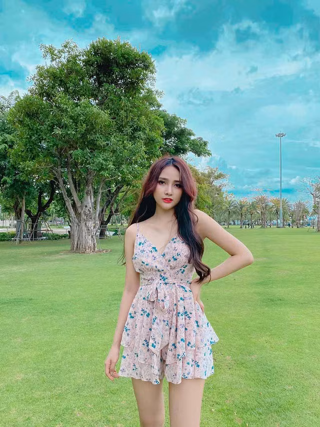 Với Phi Yến, cô vào nghề năm 16 tuổi và phải tự lực cánh sinh, đối diện trước nhiều cám dỗ, gạ gẫm… Nhưng hơn hết bản thân Yến luôn giữ mình và tự khẳng định tên tuổi bằng năng lực của bản thân.