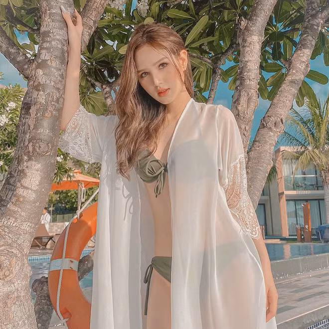 Mới đây, cô nàng đã khiến dân tình không thể rời mắt khi đăng ảnh khoe body cực gắt. Trong bộ bikini 2 mảnh siêu sexy, Xoài Non khoe trọn thân hình quyến rũ, gợi cảm khó cưỡng.