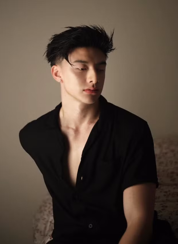  Hot boy điển trai này gây ấn tượng với ngoại hình vô cùng điển trai, body 6 múi cùng gương mặt được nhiều người đánh giá là chuẩn gu "nam thần".