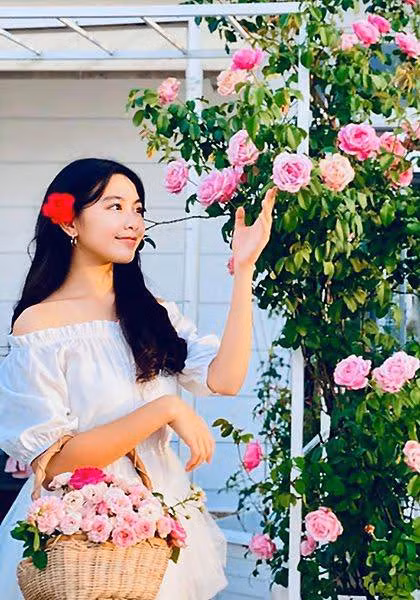 Cô bé không chia sẻ quá nhiều hình ảnh của mình trên mạng xã hội, nhưng Lọ Lem toàn sở hữu những khoảnh khắc "đắt giá".
